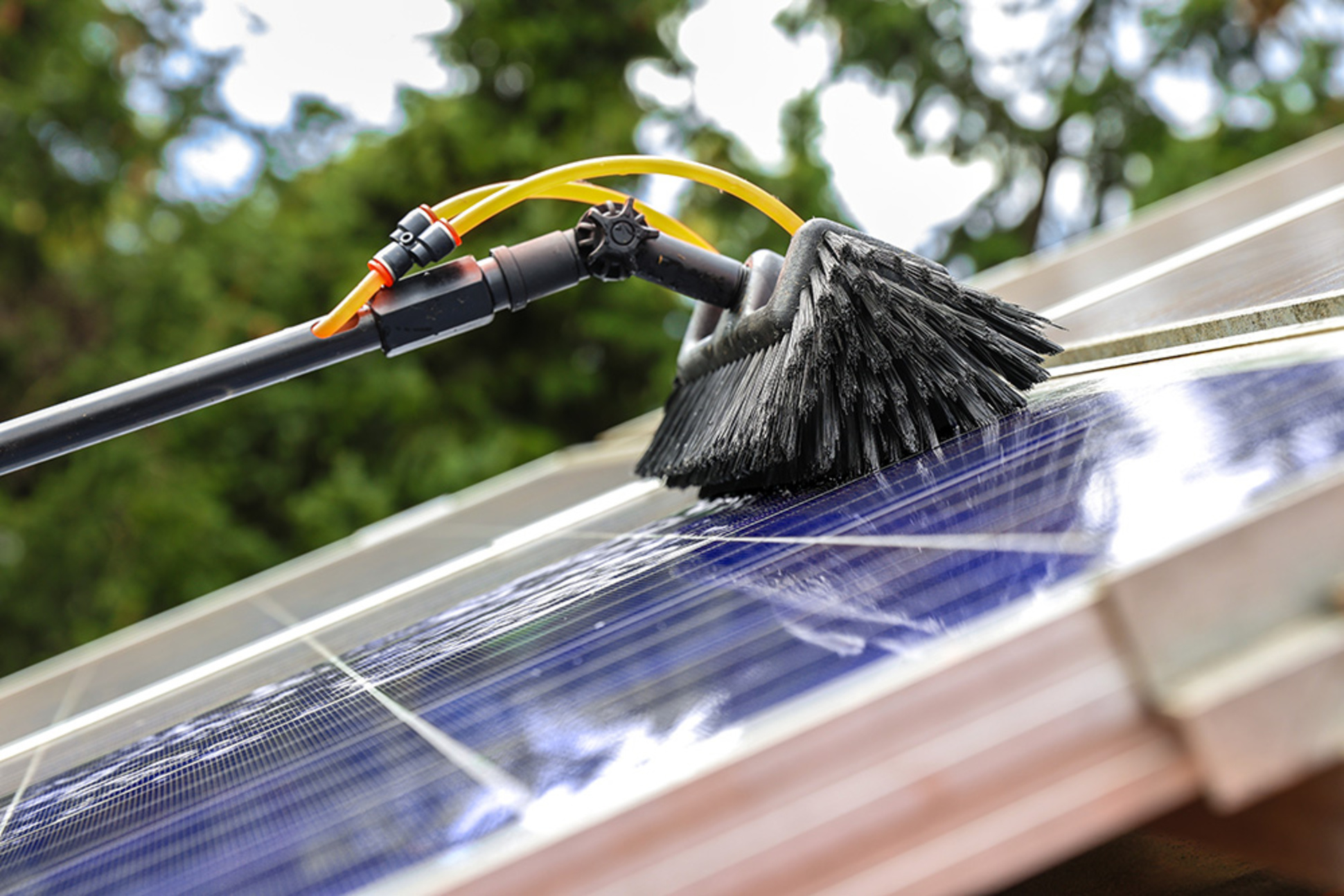 Reinigung von PV-Modulen bei Elektro Burkart GmbH in Künzell